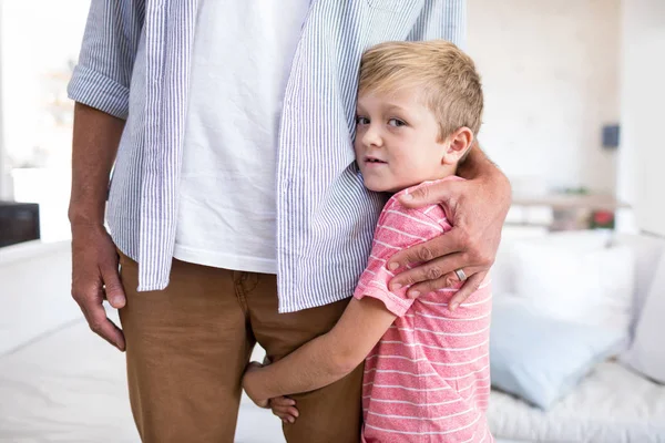 Pai e filho abraçando uns aos outros — Fotografia de Stock