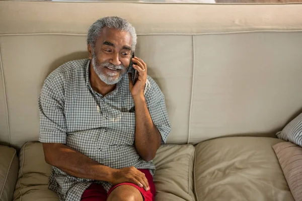 Senior man praten op mobiele telefoon — Stockfoto