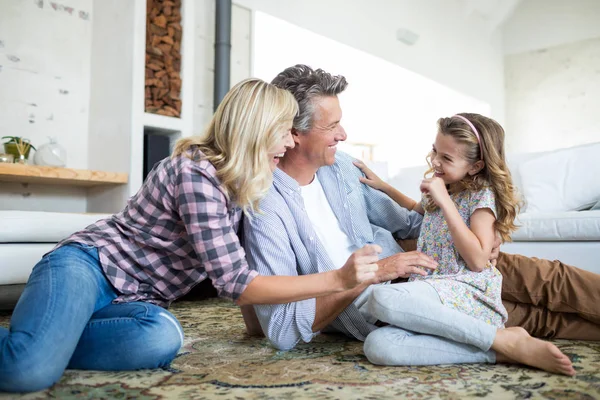 Familia feliz divirtiéndose en sala de estar —  Fotos de Stock