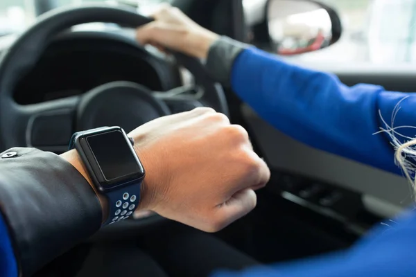 Woman wearing wristwatch in car — Stock Photo, Image