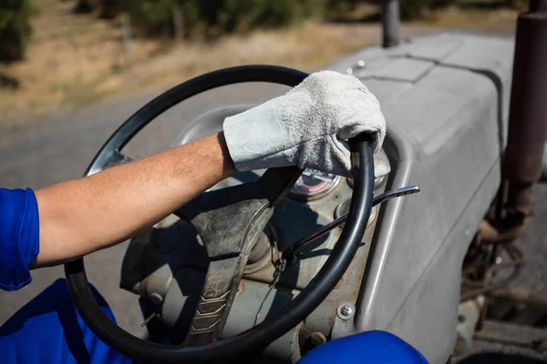 Travailleur conduisant un tracteur — Photo