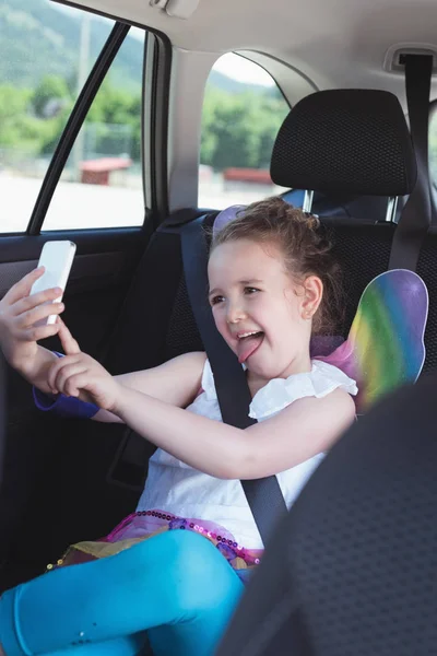 Menina bonito tomando selfie de telefone móvel — Fotografia de Stock