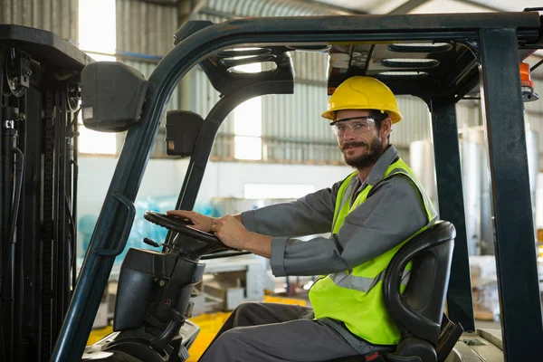 Werknemer vorkheftruck autorijden in fabriek — Stockfoto