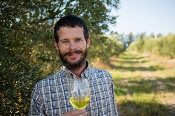 Homme debout avec un verre de vin — Photo