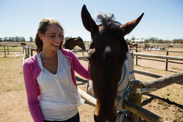Mujer sonriente con caballo en el rancho — Foto de Stock