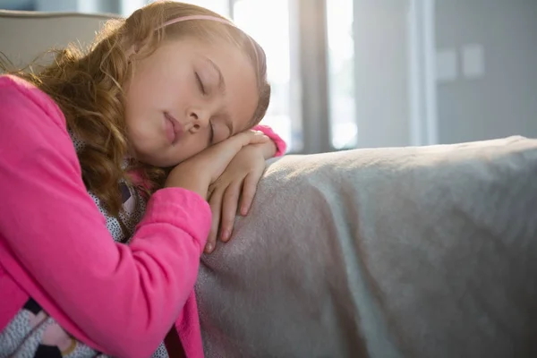 Chica durmiendo en el sofá en la sala de estar — Foto de Stock