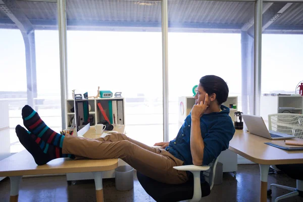 Executivo masculino relaxante em sua mesa — Fotografia de Stock