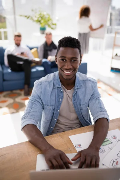 Executivo masculino trabalhando no laptop na mesa no escritório — Fotografia de Stock