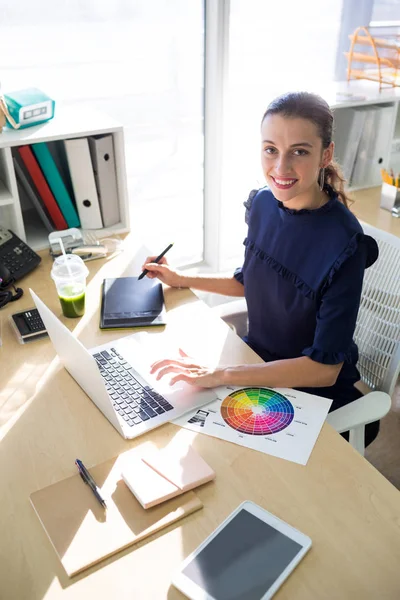 Executivo do sexo feminino trabalhando sobre tablet — Fotografia de Stock