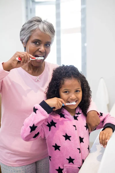 Oma en kleindochter tandenpoetsen — Stockfoto