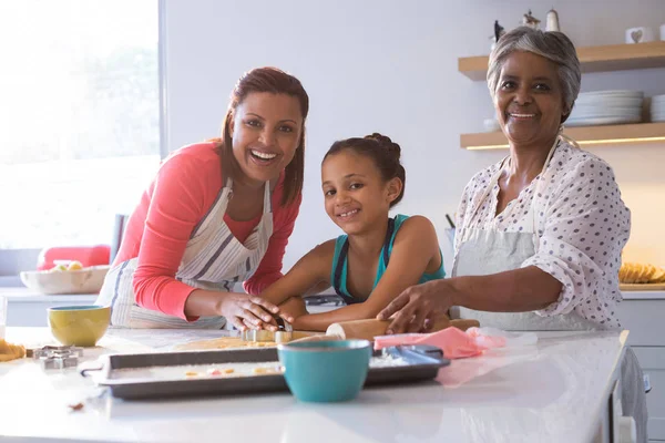 Çoklu nesil aile gingerbread hazırlanıyor — Stok fotoğraf