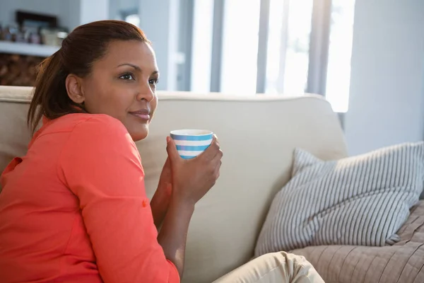 リビング ルームでコーヒーを飲んで女性 — ストック写真