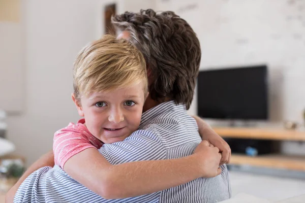 Vater und Sohn umarmen sich — Stockfoto