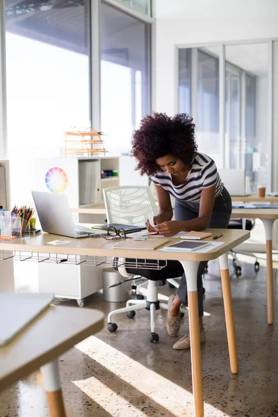 Femme cadre travaillant à son bureau — Photo