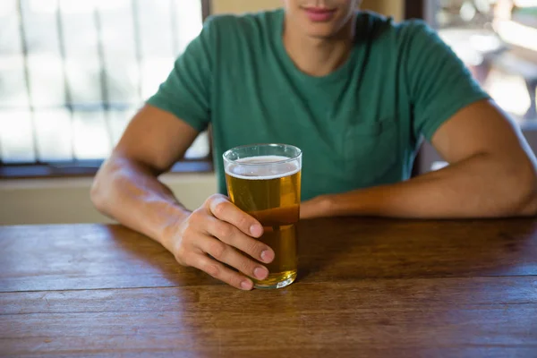 Midsection de homem segurando copo de cerveja — Fotografia de Stock