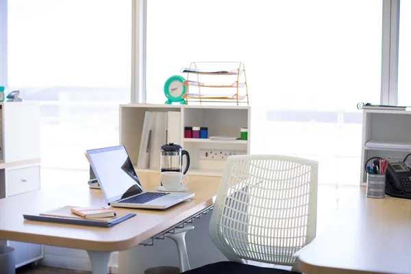 Laptop e outros pertences de escritório na mesa — Fotografia de Stock