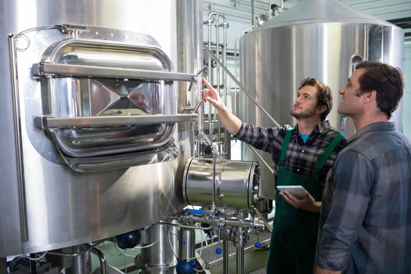 Trabalhador explicando ao colega de trabalho na fábrica — Fotografia de Stock