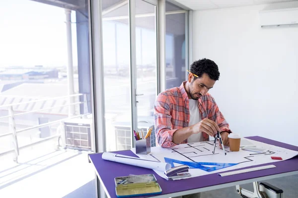 Arquitecto masculino trabajando en el plano — Foto de Stock