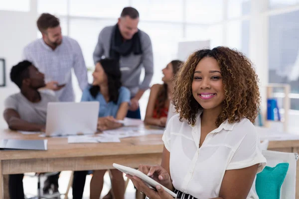 Giovane dirigente femminile che utilizza tablet digitale in ufficio — Foto Stock