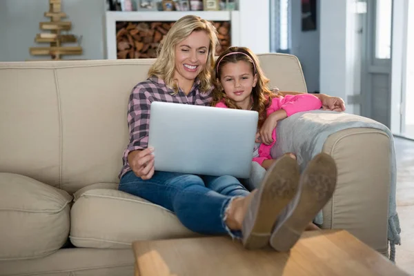 Mãe e filha usando laptop — Fotografia de Stock