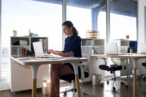 Executivo feminino trabalhando sobre laptop — Fotografia de Stock