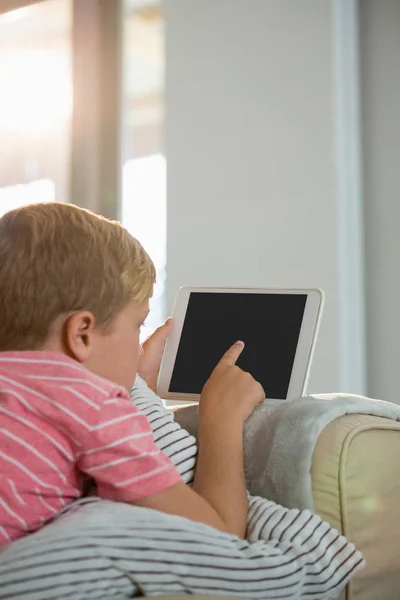 Chłopiec przy użyciu cyfrowego tabletu w salonie — Zdjęcie stockowe