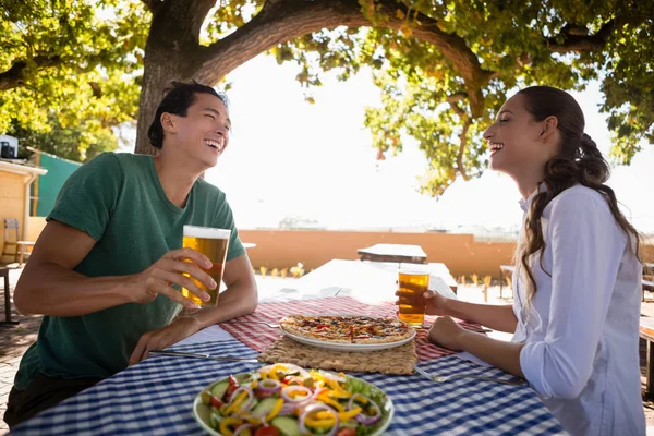 Přátel se těší pivo v zahradní restauraci — Stock fotografie