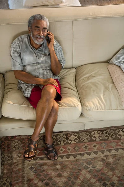 Homem sênior falando telefone celular — Fotografia de Stock