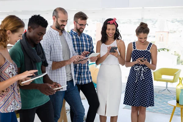 Ejecutivos de negocios usando tableta — Foto de Stock