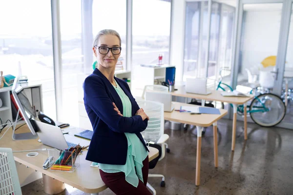 Female executive standing with arms crossed — Stock Photo, Image