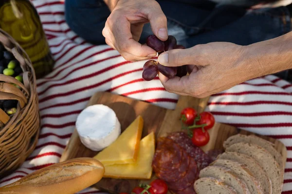 Sección media del hombre sosteniendo un montón de aceitunas — Foto de Stock