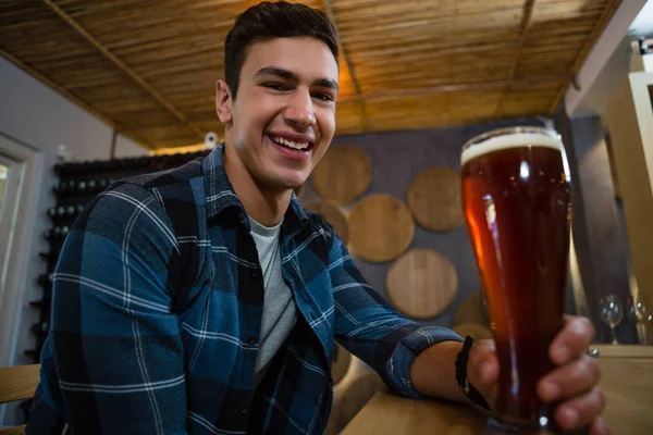 Homme heureux tenant verre de bière — Photo