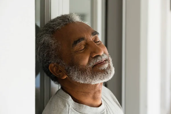 Sênior dormindo na entrada da casa — Fotografia de Stock