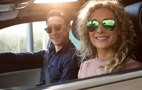 Pareja haciendo prueba de manejo en coche — Foto de Stock