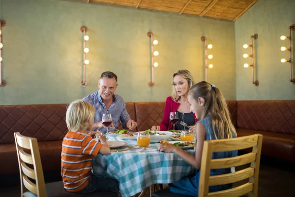 幸せな家族の restauranrt で食事 — ストック写真