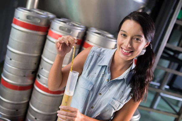 試験管にビールを調べる女性労働者 — ストック写真