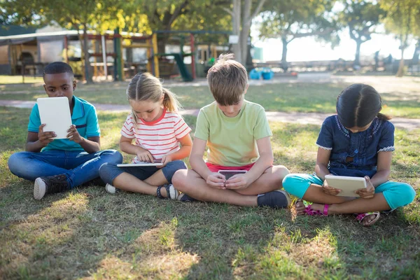 Barn som använder Tablet PC: n — Stockfoto