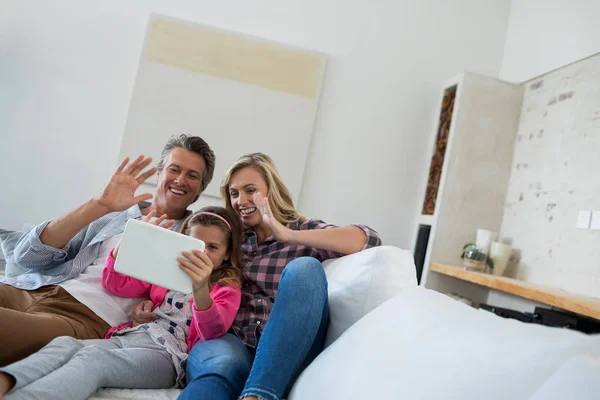 Familia teniendo una videollamada en la tableta —  Fotos de Stock