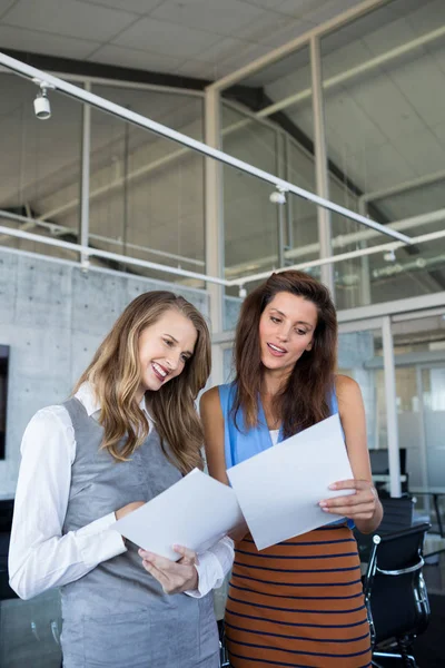 Ejecutivas leyendo documento — Foto de Stock