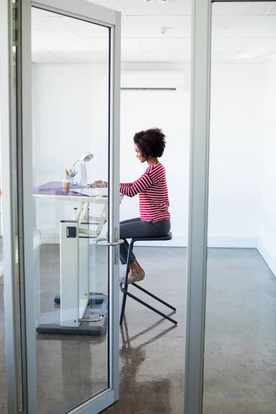 Executivo feminino trabalhando sobre laptop — Fotografia de Stock