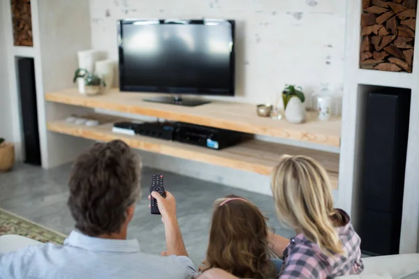 Famiglia guardando la televisione in soggiorno — Foto Stock