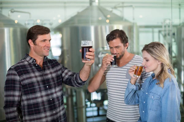 Amigos degustando cerveja na fábrica — Fotografia de Stock