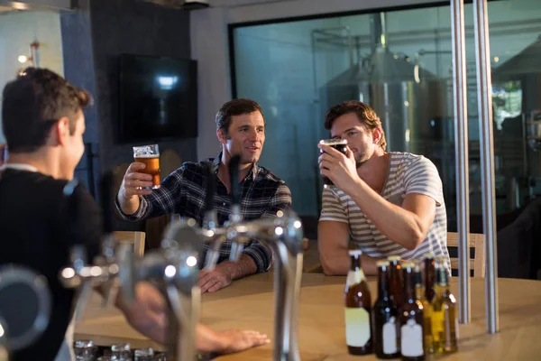 Přátel se těší pivo v baru — Stock fotografie