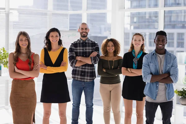 Groep collega's die permanent met gekruiste armen — Stockfoto