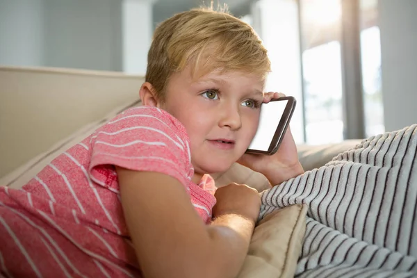 Junge telefoniert mit Handy — Stockfoto