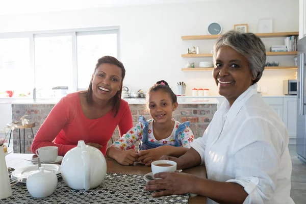 Multi generatie familie met thee — Stockfoto