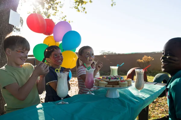 Yiyecek ve içecek yaparken konuşan çocuklar — Stok fotoğraf