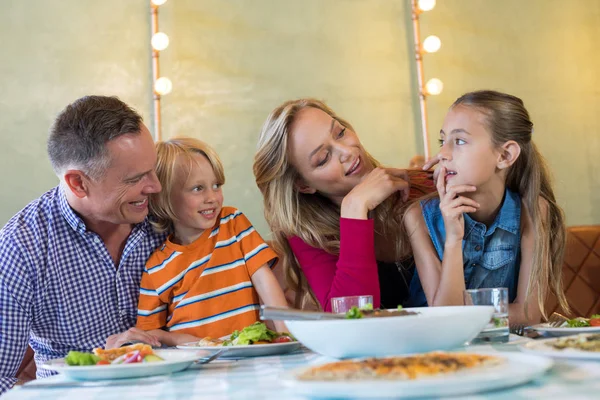 Família feliz conversando jantar no restaurante — Fotografia de Stock