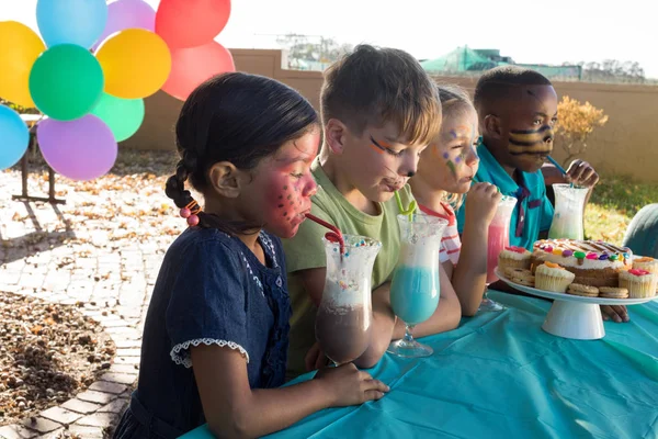 Niños disfrutando de comida y bebidas en el parque — Foto de Stock