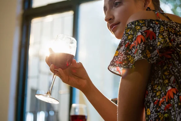 Молодая женщина пьет красное вино — стоковое фото